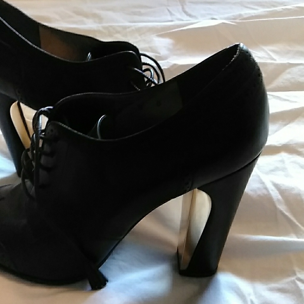 Salvatore Feragamo wmns blk sz 9B lace up heels